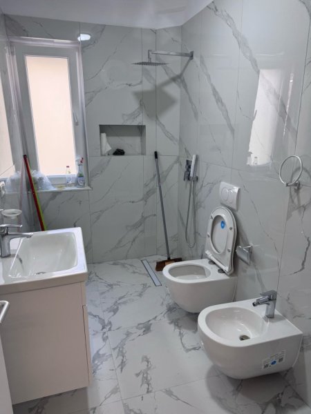 Tirane, jepet me qera ambjent biznesi Kati 1, 73 m² 700 € (xhamlliku)