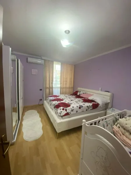 Tirane, jepet me qera apartament 2+1+2+Aneks+Ballkon Kati 2, 110 m² 700€ (Komuna e Parisit)