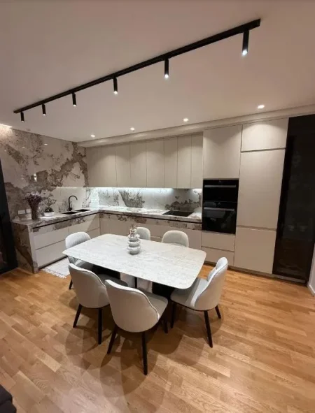 Tirane, jepet me qera apartament 3+1+Ballkon , 148 m² 2.000 € (Teg)