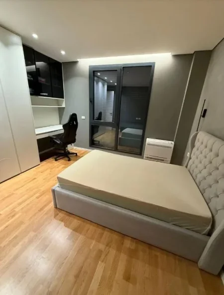 Tirane, jepet me qera apartament 3+1+Ballkon , 148 m² 2.000 € (Teg)
