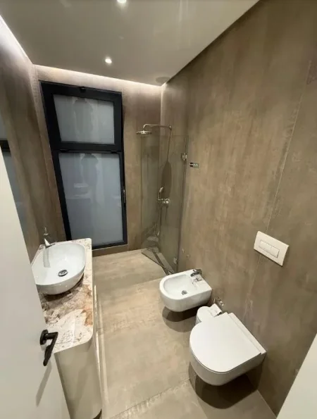 Tirane, jepet me qera apartament 3+1+Ballkon , 148 m² 2.000 € (Teg)