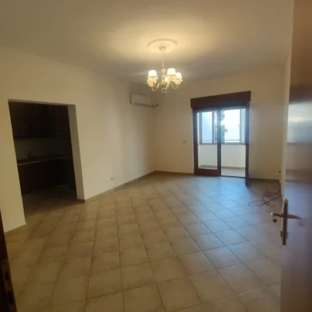 Tirane, jepet me qera apartament 2+1+Ballkon Kati 2, 127 m² 700 € (QENDER)