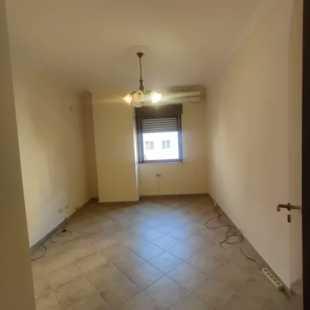 Tirane, jepet me qera apartament 2+1+Ballkon Kati 2, 127 m² 700 € (QENDER)