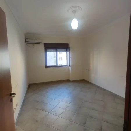 Tirane, jepet me qera apartament 2+1+Ballkon Kati 2, 127 m² 700 € (QENDER)