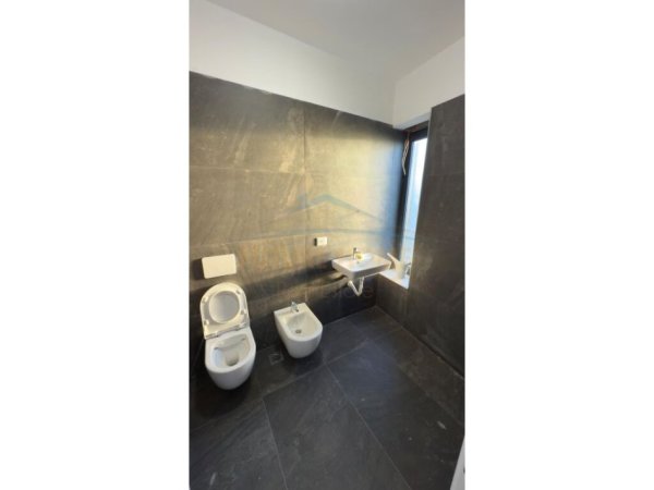 Tirane, jepet me qera apartament 2+1 Kati 1, 96 m² 700 € (Karl Gega, Bulevardi i Ri)