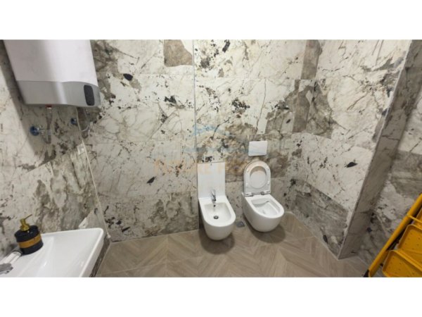 Tirane, jepet me qera apartament 2+1 Kati 1, 96 m² 700 € (Karl Gega, Bulevardi i Ri)