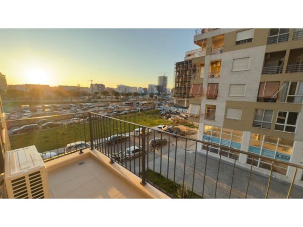 Tirane, jepet me qera apartament 2+1 Kati 1, 96 m² 700 € (Karl Gega, Bulevardi i Ri)