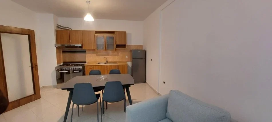 Tirane, jepet me qera apartament 1+1 , 70 m² 500 € (Rruga e Elbasanit)
