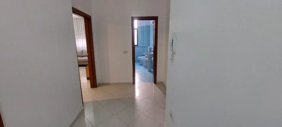 Tirane, jepet me qera apartament 1+1 , 70 m² 500 € (Rruga e Elbasanit)