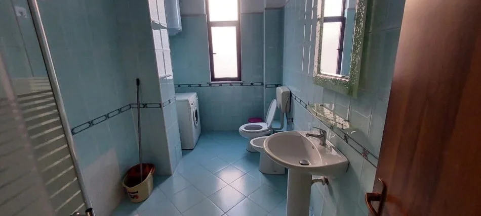 Tirane, jepet me qera apartament 1+1 , 70 m² 500 € (Rruga e Elbasanit)