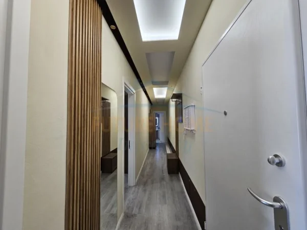 Tirane, jepet me qera apartament 2+1+Ballkon Kati 7, 94 m² 600 € (Ali Demi)