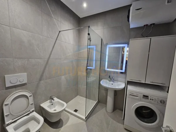Tirane, jepet me qera apartament 2+1+Ballkon Kati 7, 94 m² 600 € (Ali Demi)