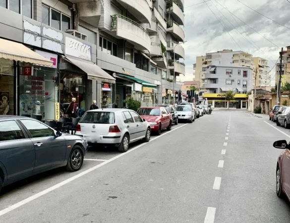 Tirane, jepet me qera ambjent biznesi Kati 0, 45 m² 350 € (Xhamllik)