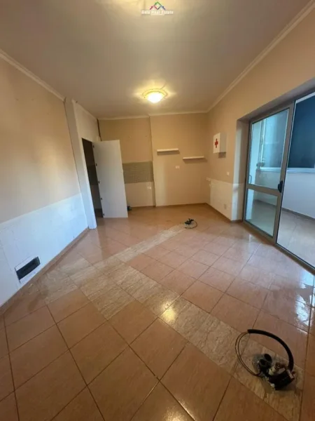 Tirane, jepet me qera zyre Kati 2, 67 m² 700 € (pazari i ri)