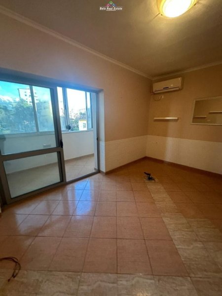 Tirane, jepet me qera zyre Kati 2, 67 m² 700 € (pazari i ri)