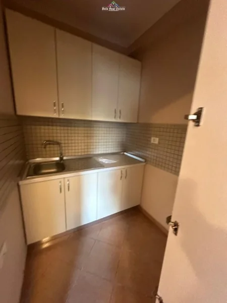 Tirane, jepet me qera zyre Kati 2, 67 m² 700 € (pazari i ri)