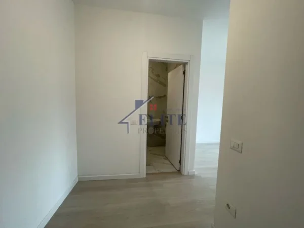 Tirane, jepet me qera zyre Kati 2, 100 m² 750 € (Myslym Shyri)