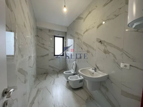 Tirane, jepet me qera zyre Kati 2, 100 m² 750 € (Myslym Shyri)
