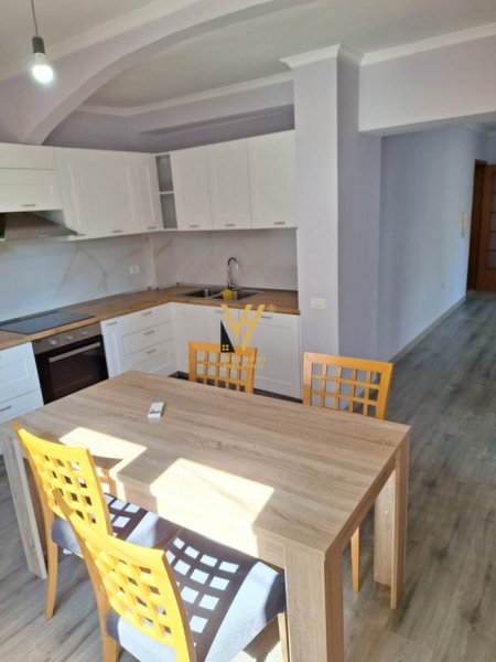 Tirane, jepet me qera apartament 2+1+Ballkon Kati 3, 74 m² 600 € (21 DHJETORI)