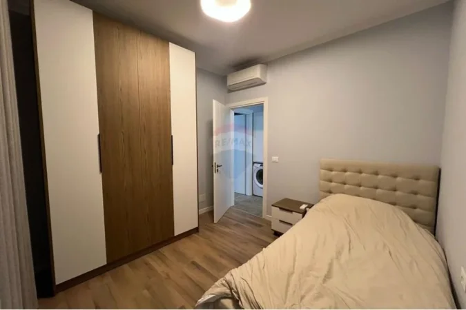 Tirane, jepet me qera apartament 2+1+Ballkon Kati 3, 85 m² 700 € 
