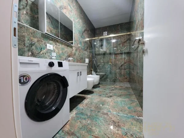 Tirane, jap me qera apartament 2+1+2+POST PARKIMI  , 116 m² 1.200 € (Komuna e Parisit)