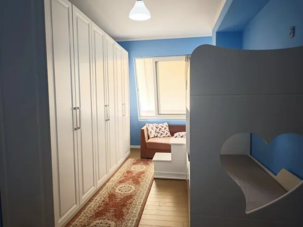 Tirane,  Apartament 2+1 +2 me qira  800 € (Ish UET)