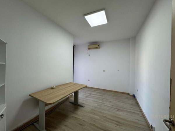 Tirane, jepet me qera ambjent biznesi Kati 3, 220 m² 2.300 € (Perballe viles se Enverit)