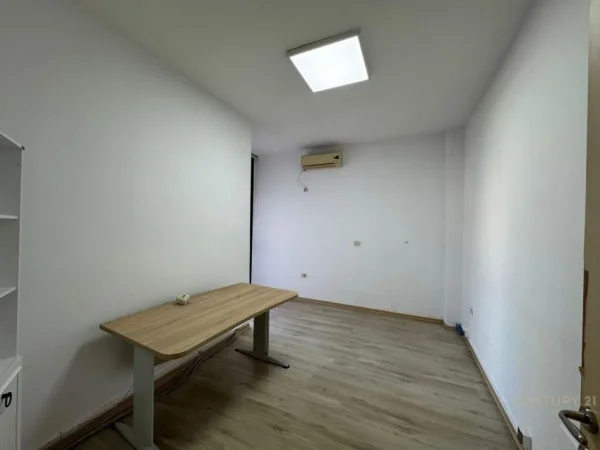 Tirane, jepet me qera ambjent biznesi Kati 3, 220 m² 2.300 € (Perballe viles se Enverit)