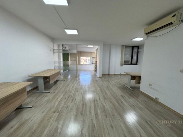 Tirane, jepet me qera ambjent biznesi Kati 3, 220 m² 2.300 € (Perballe viles se Enverit)