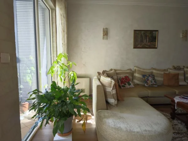 Tirane, Apartament 2+1+ 2 tualete + 2 ballkone + post parkimi 750 € (Ministria e Jashtme)