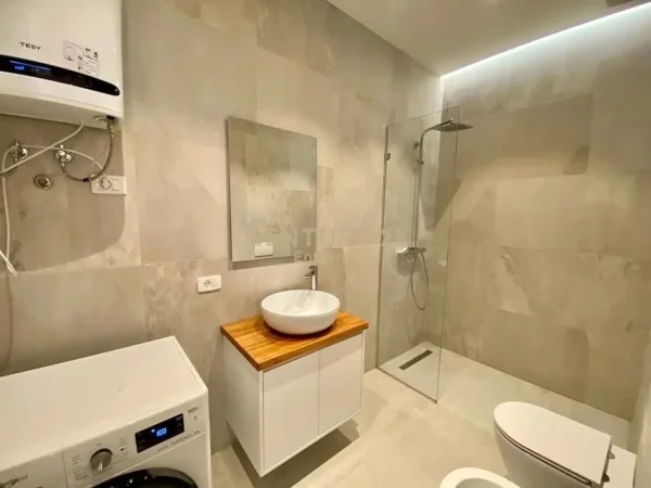 Tirane, jap me qera apartament 1+1+Ballkon , 75 m² 800 € (Kompleksi Delijorgji)