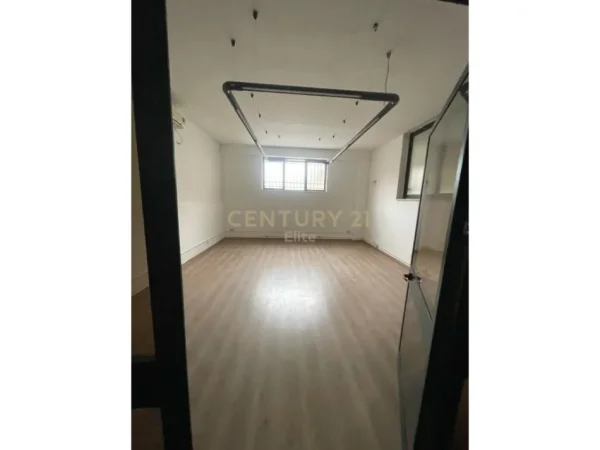 Tirane, jap me qera magazine , 1.028 m² 7.000 € (Ali Demi)