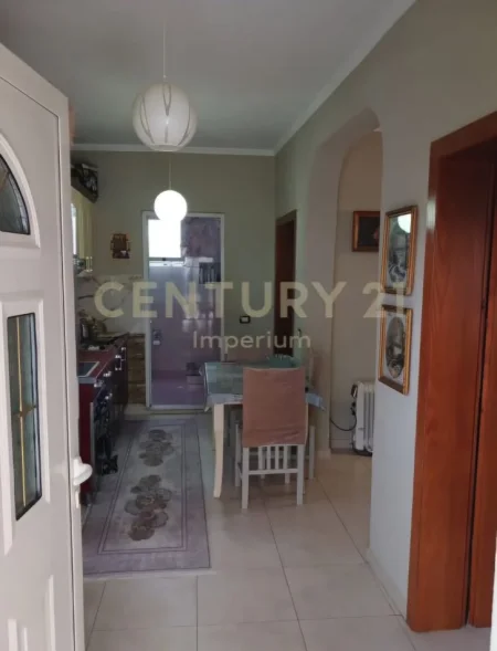 Tirane, shitet shtepi 2+1 Kati 1, 150 m² 120.000 € (Mezez)