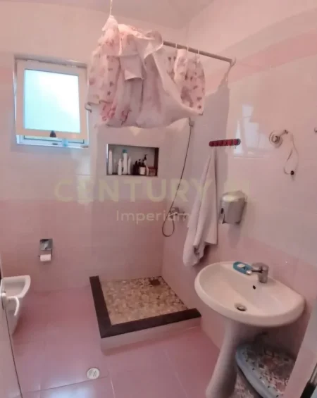 Tirane, shitet shtepi 2+1 Kati 1, 150 m² 120.000 € (Mezez)