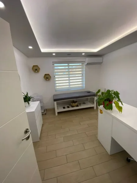 Tirane, jepet me qera zyre Kati 2, 68 m² 800 € (vasil shanto)