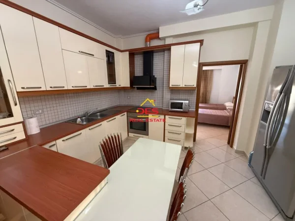 Vlore, shitet apartament 3+1+Ballkon Kati 6, 145 m² 200.000 € (Rruga Hasan Kushta)