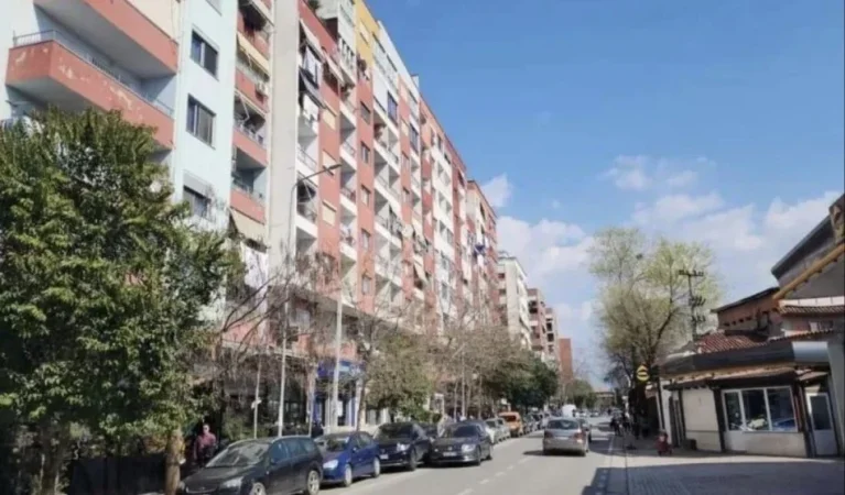 Tirane, shitet dyqan Kati 0, 69 m² 207.000 € (Yzberisht)