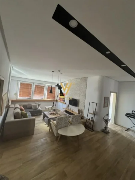 Tirane, jepet me qera apartament 2+1+Ballkon Kati 7, 114 m² 800 € (STACIONI I TRENIT)