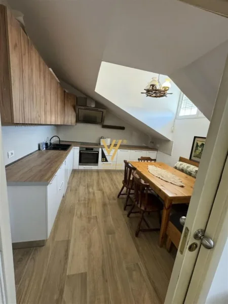 Tirane, jepet me qera apartament 2+1+Ballkon Kati 7, 114 m² 800 € (STACIONI I TRENIT)