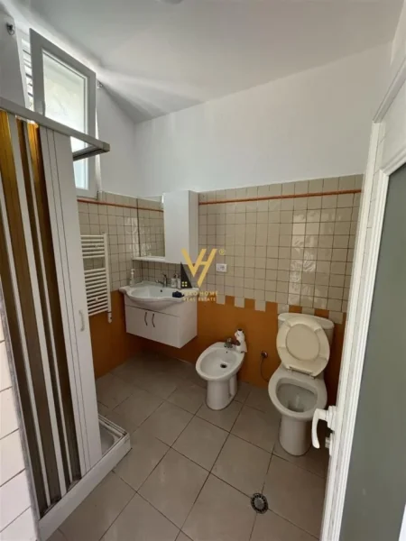 Tirane, jepet me qera apartament 2+1+Ballkon Kati 7, 114 m² 800 € (STACIONI I TRENIT)