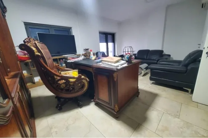 Tirane, jepet me qera zyre Kati 8, 140 m² 1.300 € (Zogu i Zi, Ring Center)