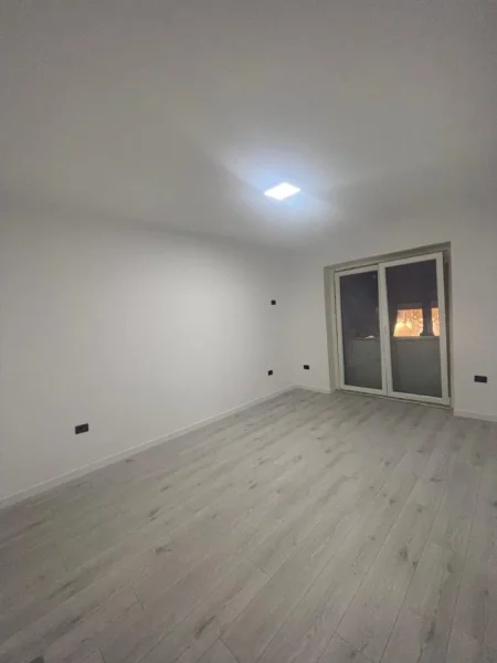 Tirane, jepet me qera apartament 2+1+Aneks+Ballkon Kati 1, 100 m² 1.300 € (myslym shyri)