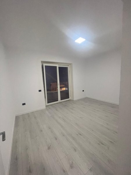 Tirane, jepet me qera ambjent biznesi Kati 1, 100 m² 1.300 € (myslym shyri)