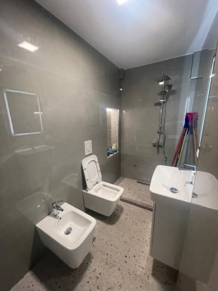 Tirane, jepet me qera ambjent biznesi Kati 1, 100 m² 1.300 € (myslym shyri)