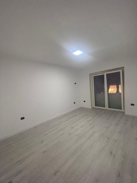 Tirane, jepet me qera zyre Kati 1, 100 m² 1.300 € (myslym shyri)