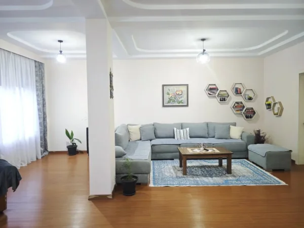 Tirane, Shtepi per shitje      220.000 € (Tufine)