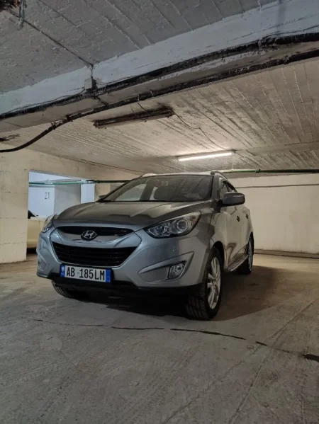 Shes SUV | Fuoristrad | Xhip Huyndai Tucson Nafte, gri e erret automatik Kondicioner 100.000 km 12.000 €