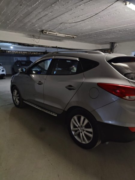 Shes SUV | Fuoristrad | Xhip Huyndai Tucson Nafte, gri e erret automatik Kondicioner 100.000 km 12.000 €