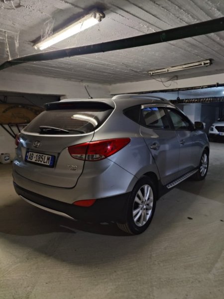Shes SUV | Fuoristrad | Xhip Huyndai Tucson Nafte, gri e erret automatik Kondicioner 100.000 km 12.000 €