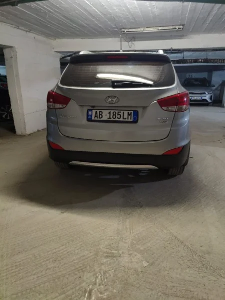Shes SUV | Fuoristrad | Xhip Huyndai Tucson Nafte, gri e erret automatik Kondicioner 100.000 km 12.000 €